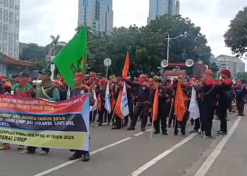 Sejumlah buruh dari berbagai serikat menggelar aksi unjuk rasa di Jalan Medan Merdeka Selatan, Gambir, Jakarta Pusat, menolak besaran Upah Minimum Provinsi (UMP) Jakarta 2026, Senin (29/12/2025). FOTO/Net. Ⓒ Hak cipta foto di atas dikembalikan sesungguhnya kepada pemilik foto