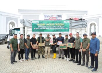 Direktur Utama Bank Aceh, Fadhil Ilyas bersama beberapa Kepala Divisi dan Kepala Cabang Meureudu, Muhammad Reza Syahrizal memberikan bantuan tanggap darurat untuk korban bencana banjir pada hari Sabtu, 13 Desember 2025. FOTO/Dok. BAS untuk HAI.