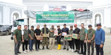Direktur Utama Bank Aceh, Fadhil Ilyas bersama beberapa Kepala Divisi dan Kepala Cabang Meureudu, Muhammad Reza Syahrizal memberikan bantuan tanggap darurat untuk korban bencana banjir pada hari Sabtu, 13 Desember 2025. FOTO/Dok. BAS untuk HAI.