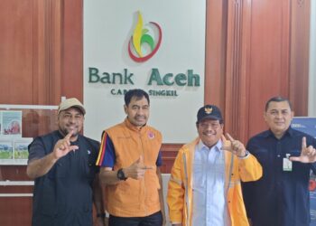 Gubernur Aceh, Bapak Muzakir Manaf, didampingi oleh Bupati Aceh Singkil, Safriyadi Oyon, melakukan kunjungan kerja strategis ke Kantor Bank Aceh Syariah Cabang Singkil hari ini, Rabu (10/12/2025). FOTO/Dok. BAS untuk Harian Aceh Indonesia. Ⓒ Hak cipta foto di atas dikembalikan sesungguhnya kepada pemilik foto