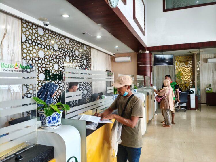 Layanan operasional di Kantor Cabang Kuala Simpang. Foto ini merupakan foto layanan operasional di Kantor cabang Bank Aceh Syariah di Kuala Simpang pasca bencana banjir. FOTO/Dok. BAS untuk HAI. Ⓒ Hak cipta foto di atas dikembalikan sesungguhnya kepada pemilik foto
