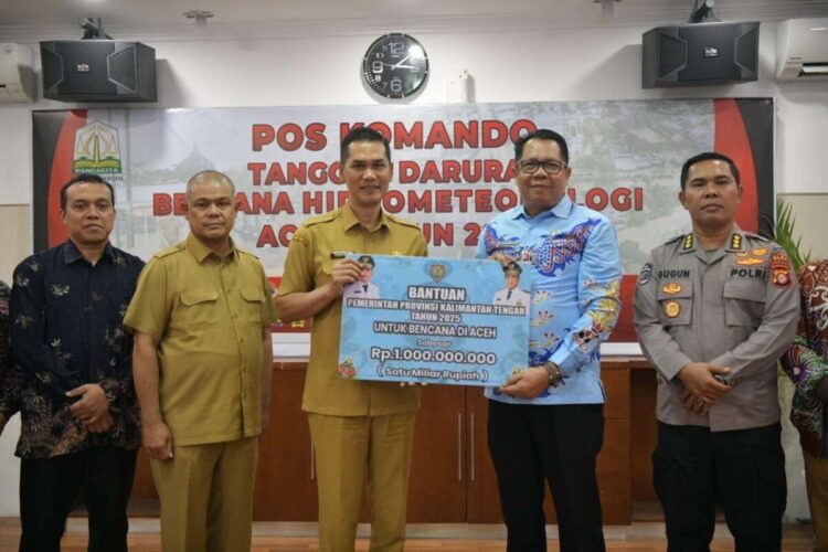 Sekretaris Daerah Aceh M. Nasir (kanan) menerima secara simbolis donasi bantuan kemanusiaan dari Pemerintah Provinsi Kalimantan Tengah yang diserahkan oleh Staf Ahli Gubernur Kalteng Bidang Pemerintahan, Hukum, dan Politik, Darliansjah, di Posko Penanganan Bencana Kantor Gubernur Aceh, Banda Aceh, Selasa (16/12/2025). FOTO/Humas Aceh. Ⓒ Hak cipta foto di atas dikembalikan sesungguhnya kepada pemilik foto