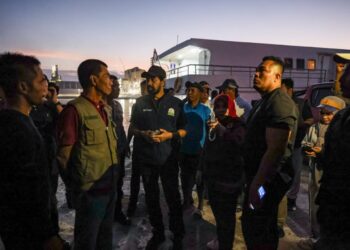 Mualem Sambut Bantuan Logistik Via Laut di Pelabuhan Krueng Geukueh Aceh Utara