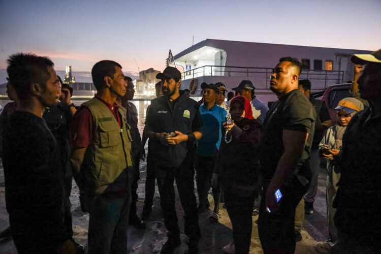 Mualem Sambut Bantuan Logistik Via Laut di Pelabuhan Krueng Geukueh Aceh Utara