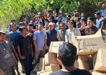 Wagub Aceh Terbang ke Gayo Lues Salurkan Bantuan Darurat