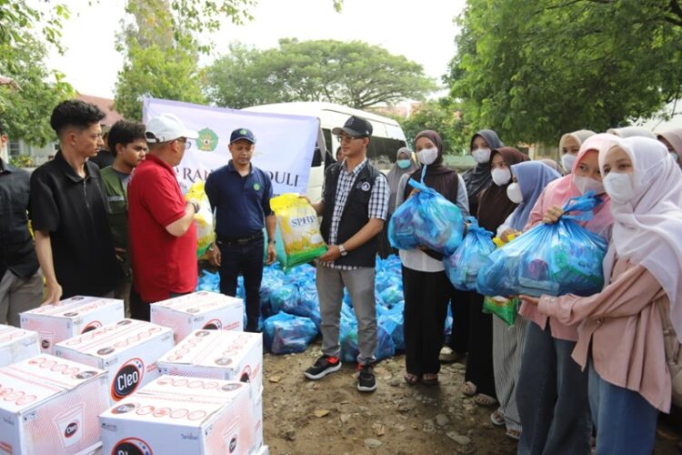 UIN Ar-Raniry Salurkan Bantuan Sembako untuk Warga Terdampak Banjir di Aceh
