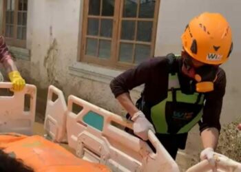 Relawan WIZ dan Basarnas Evakuasi Jenazah Korban Banjir dari RS Aceh Tamiang