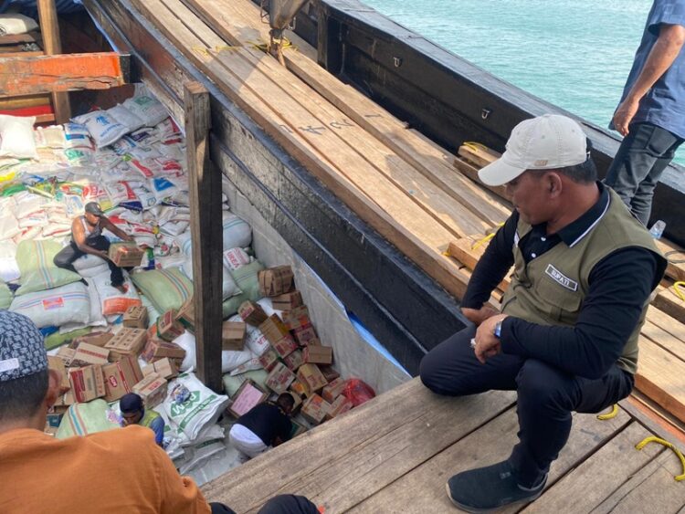 Syech Muharram Kawal Langsung Pengiriman Bantuan Warga Aceh Besar via Jalur Laut