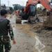 Pasca Banjir Bandang, Personel Kodim Aceh Tamiang Bersihkan Fasilitas Umum bersama Warga