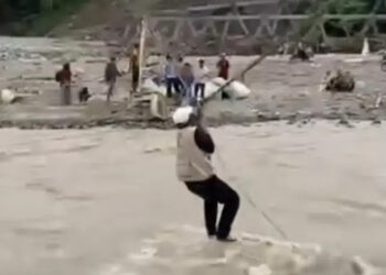 Seorang relawan tengah berusaha menyeberangi sungai menggunakan tali darurat di wilayah Burlah Ketol, Aceh. FOTO/Tangkapan Layar. Ⓒ Hak cipta foto di atas dikembalikan sesungguhnya kepada pemilik foto