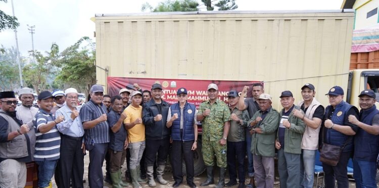 Wali Nanggroe Serahkan 15 Ton Bantuan di Aceh Tamiang