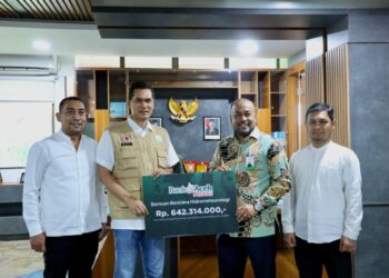 Penyerahan bantuan secara simbolis dilakukan langsung oleh Direktur Utama Bank Aceh, Fadhil Ilyas, kepada Sekretaris Daerah (Sekda) Aceh, Muhammad Nasir, S.IP., MPA. Seremoni ini berlangsung di sela-sela Rapat Koordinasi (Rakor) Penyusunan Dokumen Rencana Rehabilitasi dan Rekonstruksi Pasca Bencana Provinsi Aceh di Kantor Gubernur Aceh, Jumat (02/01/2026). FOTO/Dok. BAS untuk HAI. Ⓒ Hak cipta foto di atas dikembalikan sesungguhnya kepada pemilik foto