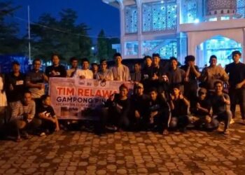 Keuchik Gampong Pineung, Arfil, melepas keberangkatan relawan Gampong Pineung untuk mengantarkan bantuan kemanusiaan sekaligus melakukan kerja bakti pembersihan rumah ibadah di wilayah terdampak bencana, Sabtu malam (10/1/2026). FOTO/Net. Ⓒ Hak cipta foto di atas dikembalikan sesungguhnya kepada pemilik foto