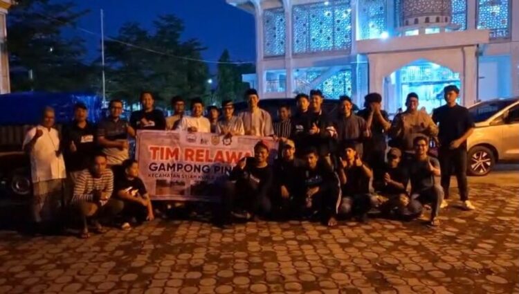 Keuchik Gampong Pineung, Arfil, melepas keberangkatan relawan Gampong Pineung untuk mengantarkan bantuan kemanusiaan sekaligus melakukan kerja bakti pembersihan rumah ibadah di wilayah terdampak bencana, Sabtu malam (10/1/2026). FOTO/Net. Ⓒ Hak cipta foto di atas dikembalikan sesungguhnya kepada pemilik foto