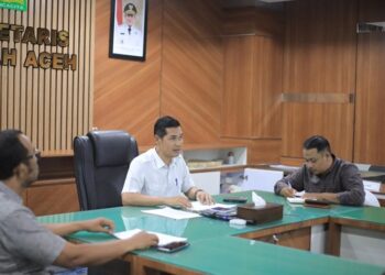 Sekretaris Daerah (Sekda) Aceh, M. Nasir, dalam rapat virtual bersama Shelter Advisor dari Delegasi IFRC Indonesia, Wahyu Widianto, di ruang kerjanya, Banda Aceh, Rabu (31/12/2025). FOTO/Net. Ⓒ Hak cipta foto di atas dikembalikan sesungguhnya kepada pemilik foto
