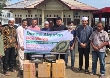 BKM Al-Muhajirin Salurkan Wakaf 80 Al-Qur’an untuk Korban Banjir di Meureudu