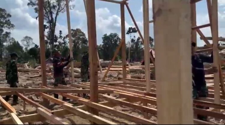 Satgas Gulbencal Bangun Huntara Kayu di Desa Geudumbak Aceh Utara