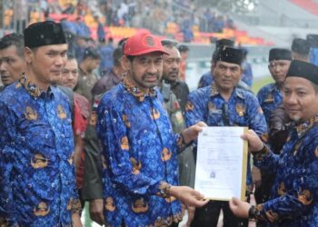 Gubernur Aceh Muzakir Manaf yang akrab disapa Mualem menyerahkan Surat Keputusan (SK) pengangkatan PPPK paruh waktu kepada ribuan tenaga honorer di bawah Pemerintah Aceh. FOTO/Net. Ⓒ Hak cipta foto di atas dikembalikan sesungguhnya kepada pemilik foto