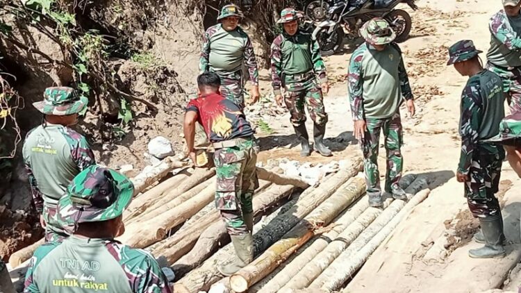 TNI Bersama Warga Bangun Jembatan Darurat di Timang Gajah, Akses Kembali Terhubung