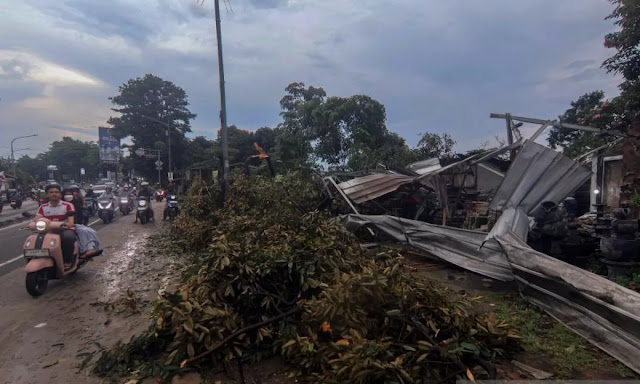 Heboh! Bangkai Pesawat Terbang Hantam Rumah Warga, Kemenhub Tegaskan Bukan Tanggung Jawab Negara
