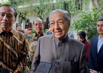 Genap 100 Tahun, Eks PM Malaysia Mahathir Mohamad Dilarikan ke RS Akibat Patah Tulang Pinggul