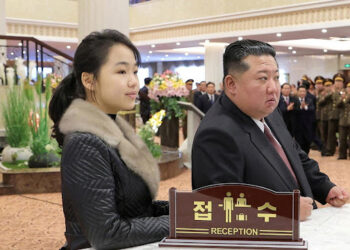 Sosok Kim Ju Ae (kiri) putri pemimpin tertinggi Korea Utara, Kim Jong Un (kanan). FOTO/Net. Ⓒ Hak cipta foto di atas dikembalikan sesungguhnya kepada pemilik foto