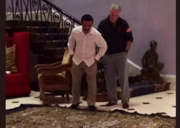 Viral Foto Penjahat Seks Epstein & Sultan Arab Pandang Kiswah Ka'bah di Lantai, Picu Kemarahan Publik
