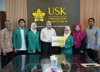 USK Salurkan Santunan untuk Lima Mahasiswa Kehilangan Orang Tua Akibat Bencana