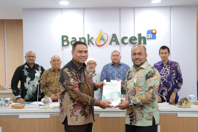 Laporan Hasil Audit (LHA) tersebut diserahkan langsung kepada manajemen Bank Aceh di Gedung Action Center Banda Aceh, Jumat (13/1/2026). FOTO/Dok. BAS. Ⓒ Hak cipta foto di atas dikembalikan sesungguhnya kepada pemilik foto