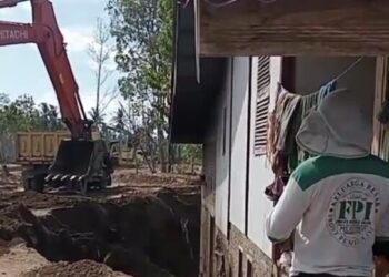 Didampingi oleh Imam Daerah FPI Aceh, Abi Muslim At-Thahiry, beserta jajaran DPW FPI Aceh, rombongan memfokuskan peninjauan di beberapa titik terdampak parah, salah satunya di Gampong Meunasah Raya, Kecamatan Meurah Dua. FOTO/Dok. HILMI-FPI. Ⓒ Hak cipta foto di atas dikembalikan sesungguhnya kepada pemilik foto