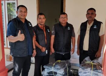 Sarjana Pendidikan Aceh Besar Salurkan Student Kit untuk Korban Banjir Aceh