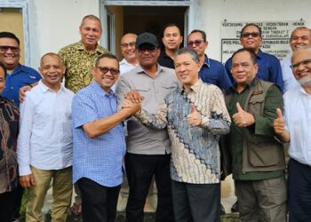 Prof. Marwan dan Rektor USK Terpilih Jabat Tangan, Simbol Soliditas Kepemimpinan
