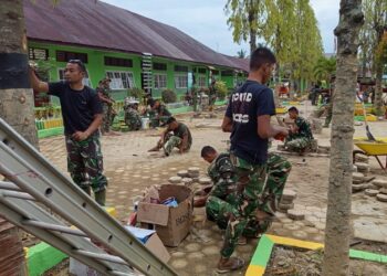 Anggota Koramil 06/Manyak Payed bersama Satgas Penanggulangan Bencana dari Yonzipur 10, Yonif TP 907, dan Yonif TP 853 bekerja siang dan malam membantu merenovasi SD Negeri 1 Tualang Cut, Kecamatan Manyak Payed, Kabupaten Aceh Tamiang, yang terdampak banjir bandang, Kamis (05/02/2026). FOTO/Net. Ⓒ Hak cipta foto di atas dikembalikan sesungguhnya kepada pemilik foto