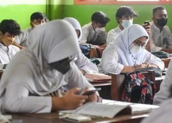 Disdik Aceh Larang Siswa dan Guru Bawa HP ke Ruang Kelas