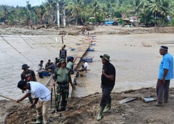 TNI Bersama Warga Perbaiki Jembatan Darurat Reje Payung Usai Diterjang Arus Sungai