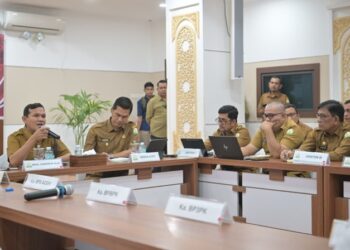 Wakil Gubernur (Wagub) Aceh Fadhlullah memimpin Rapat Koordinasi Penanganan Bencana Hidrometeorologi Aceh Fase Transisi Pemulihan di Posko Terpadu, Kantor Gubernur Aceh, Senin (9/2/2026). FOTO/Dok. Istimewa. Ⓒ Hak cipta foto di atas dikembalikan sesungguhnya kepada pemilik foto
