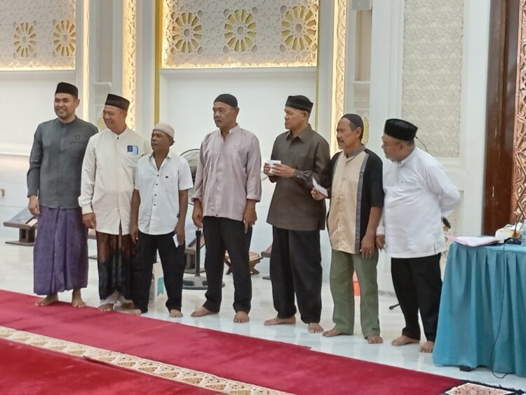 Yayasan Wakaf Baitul Asyi Salurkan Zakat dan Manfaat Wakaf Uang kepada Masyarakat Lueng Bata