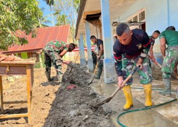 TNI Bersama Warga Bersihkan SMPN 26 Takengon Pascabanjir dan Longsor