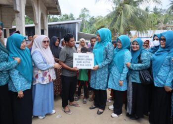 TP PKK Aceh Serahkan Tiga Sapi Sapi Meugang di Sawang Aceh Utara