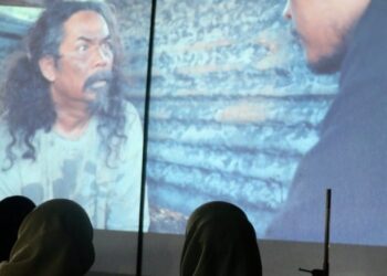 Film Dokumenter “NOEH” RSJ Aceh Soroti Praktik Pasung. Peluncuran film digelar di halaman Rumah Sakit Jiwa Aceh, Jumat malam (13/2/2026), dan tetap berlangsung meski hujan sempat mengguyur lokasi acara. FOTO/Net. Ⓒ Hak cipta foto di atas dikembalikan sesungguhnya kepada pemilik foto