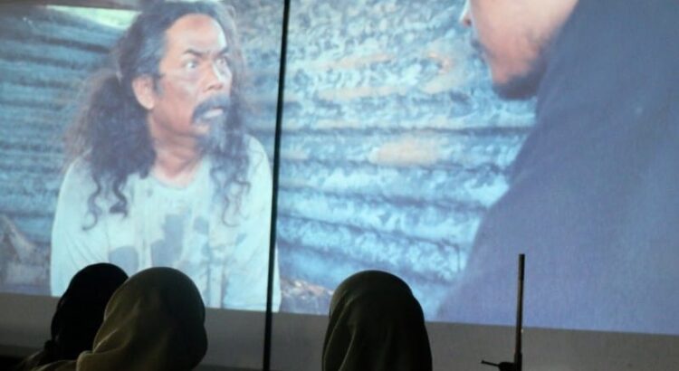 Film Dokumenter “NOEH” RSJ Aceh Soroti Praktik Pasung. Peluncuran film digelar di halaman Rumah Sakit Jiwa Aceh, Jumat malam (13/2/2026), dan tetap berlangsung meski hujan sempat mengguyur lokasi acara. FOTO/Net. Ⓒ Hak cipta foto di atas dikembalikan sesungguhnya kepada pemilik foto