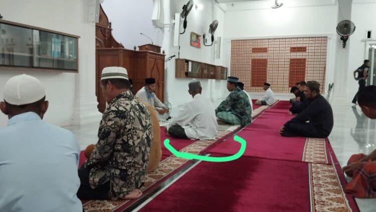 Sujud Terakhir di Rumah Allah: Kisah Istiqamah Kakek Safari yang Menyentuh Hati Jamaah