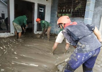 Bersama tim gabungan, para relawan memfokuskan aksi pembersihan sisa material banjir di Perumahan De Flamboyan, Kelurahan Tanjung Selamat, Kecamatan Medan Tuntungan, Kamis (10/12/20). FOTO/GRAS untuk HAI. Ⓒ Hak cipta foto di atas dikembalikan sesungguhnya kepada pemilik foto