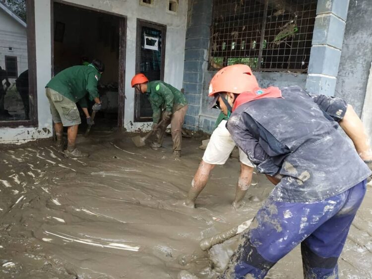 Bersama tim gabungan, para relawan memfokuskan aksi pembersihan sisa material banjir di Perumahan De Flamboyan, Kelurahan Tanjung Selamat, Kecamatan Medan Tuntungan, Kamis (10/12/20). FOTO/GRAS untuk HAI. Ⓒ Hak cipta foto di atas dikembalikan sesungguhnya kepada pemilik foto