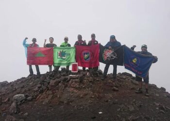 Peringati Hari Sumpah Pemuda, Anggota GRAS Lakukan Pendakian Gunung Marapi Sumbar