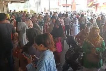 Resah, Ratusan Nasabah Geruduk Kantor Bank Cirebon Usai Izin Usaha Dicabut OJK