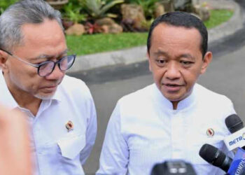 Menteri ESDM Bahlil Lahadalia (kanan). FOTO/Net. Ⓒ Hak cipta foto di atas dikembalikan sesungguhnya kepada pemilik foto