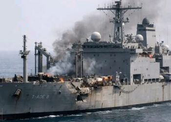 Kapal Pendukung Tempur AS Terbakar Dihantam Rudal Qadr 380, Pasukan AS Dilaporkan Terbunuh