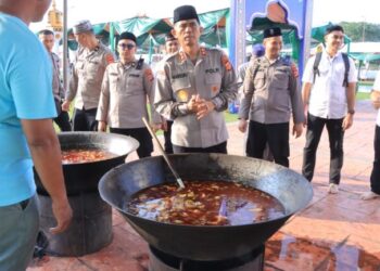 Kapolda Aceh Berbaur dengan Warga Saat Memasak Kuah Beulangong Jelang Khanduri Ramadhan
