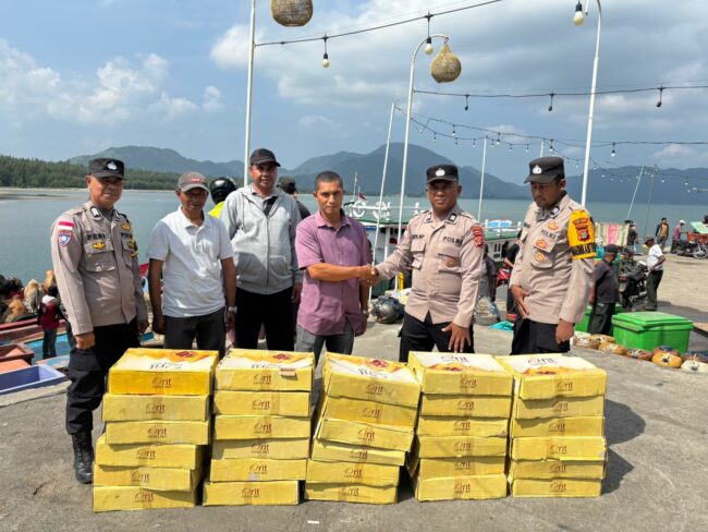 Polisi Salurkan 2,8 Ton Kurma dari Kapolda untuk Warga Banda Aceh-Aceh Besar